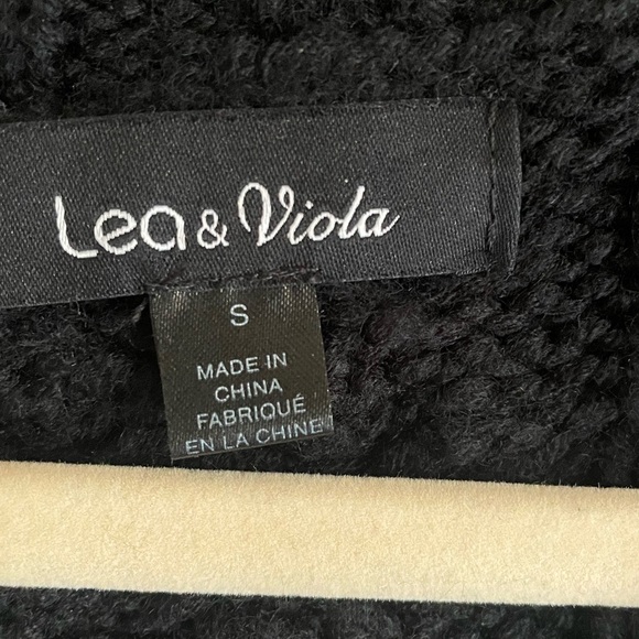 Lea & Viola Black V-Neck Cable Knit Sweater - Picture 4 of 4